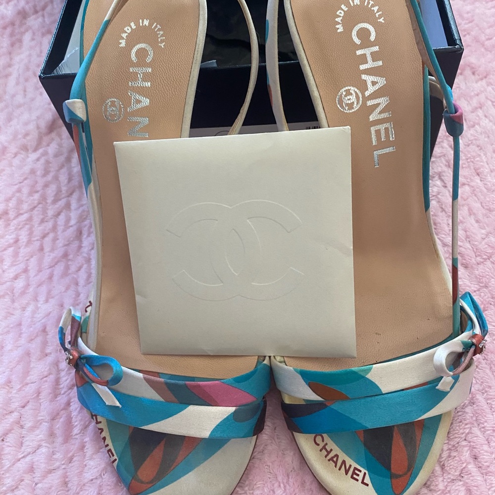 Channel sandals. - Picture 4 of 12